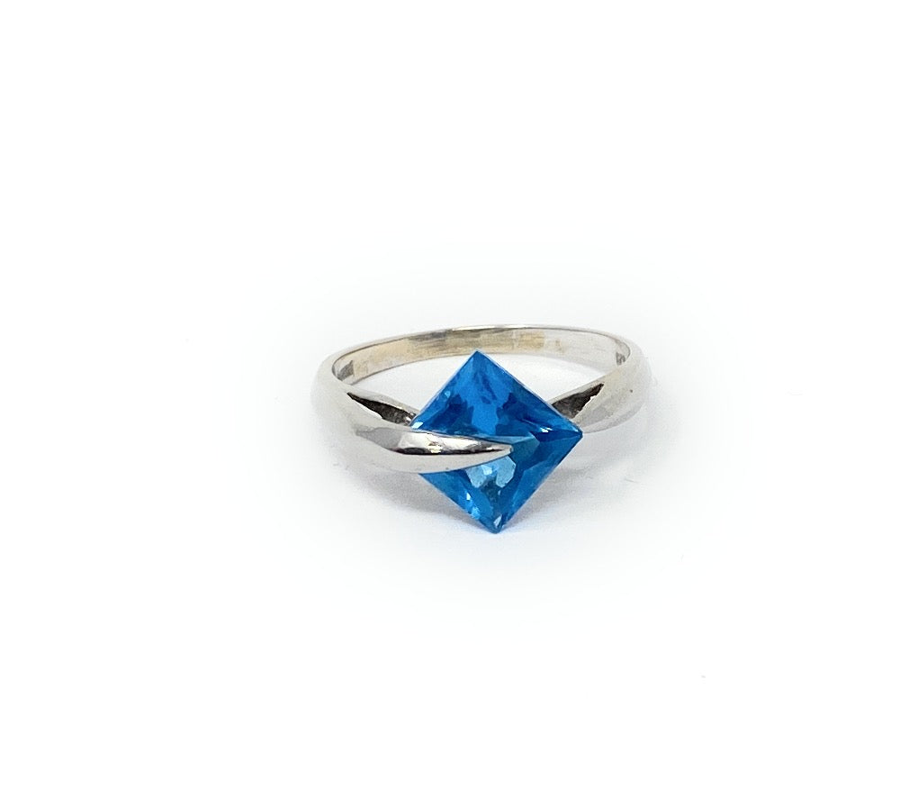 14k Blue Stone Ring Size 8-8.5